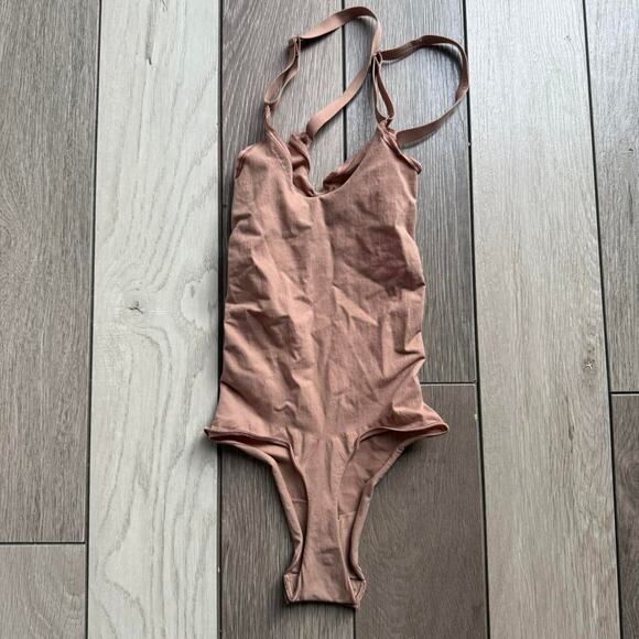 skims seamless bodysuit - Picture 3 of 5